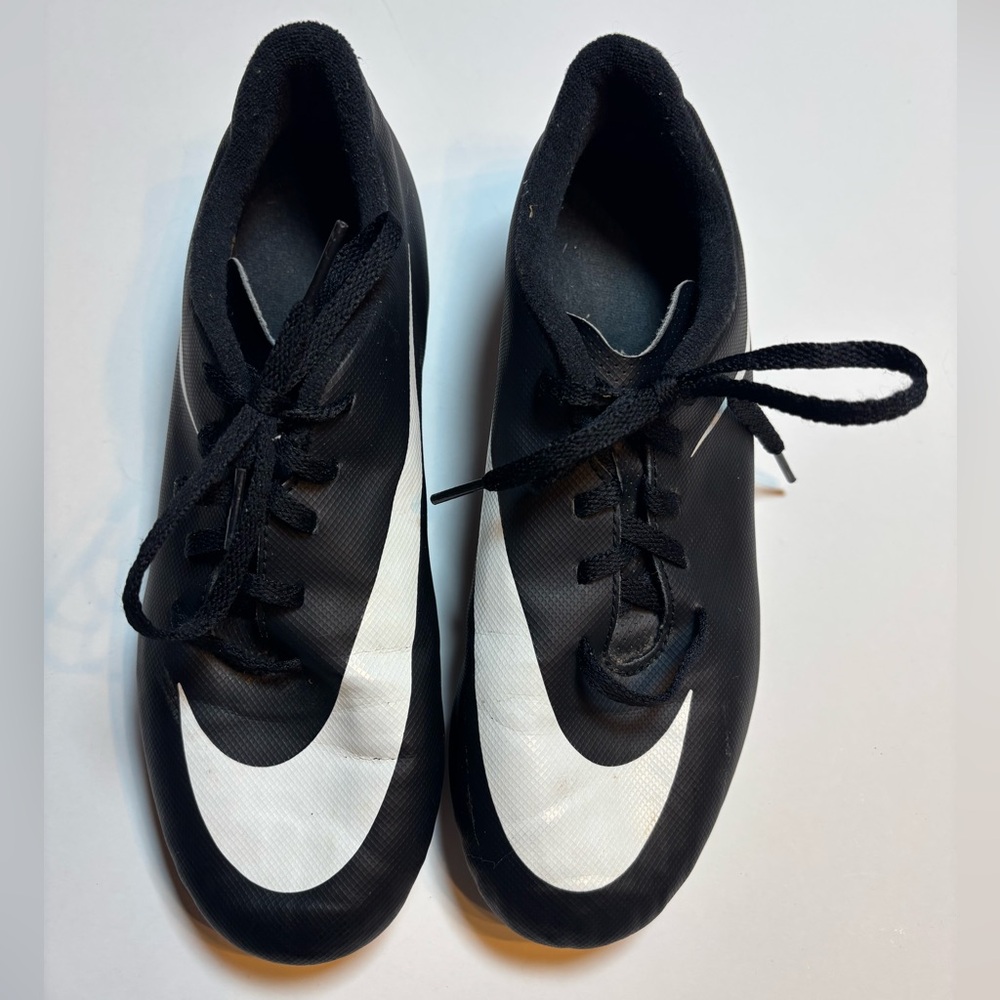 Nike Bravata Black Soccer Cleats Size 5.5Y